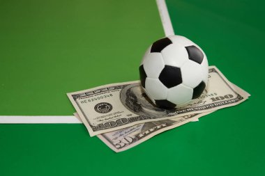 Futbol topu ve dolar yeşil arka planda, futbol tahmini, bahisçi bahis, spor bahisleri, futbol posteri, futbol arkaplanı