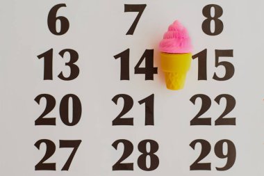 Takvim ve 14. randevuya yakın küçük bir dondurma.