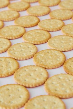 Pembe arka planda tuzlu krakerler dikey çekim