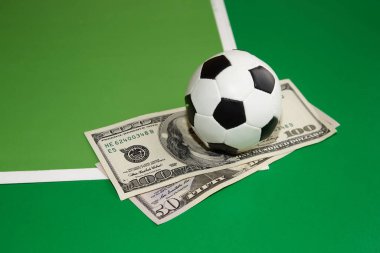 Yeşil arka planda futbol ve dolar, spor bahisleri, bahisçi bahisleri, spor bahisleri, futbol posteri, futbol geçmişi
