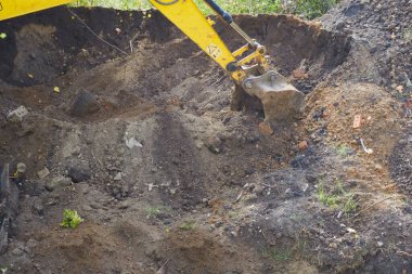 Kazı kovası sert toprak ve kaya kazıyor.