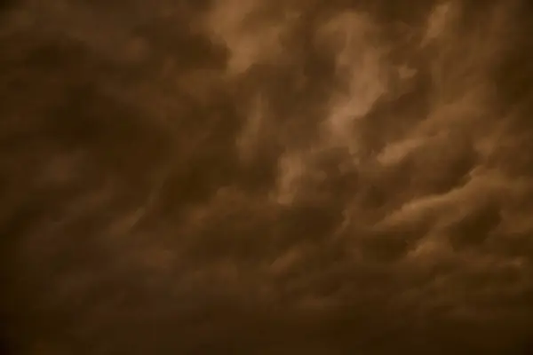 Gökyüzündeki kara bulutlar güneş ışığını engelliyor, dramatik karanlık gökyüzü, yaklaşan fırtına