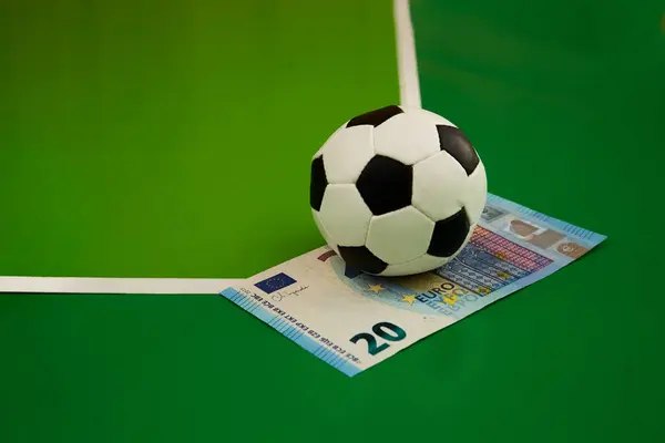 Futbol topu ve yeşil arka planda 20 Euro, spor tahmini, bahisçi, bahis, spor bahisleri, spor bahisleri, para oyunları