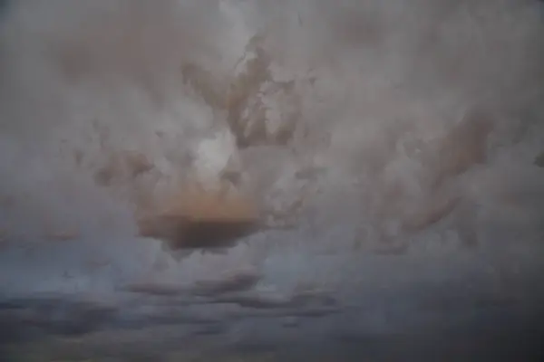 Akşam güneşinin ışığında sarı yağmur bulutlarıyla gökyüzü, akşam güneşindeki fırtınadan sonra, akşam gökyüzündeki fırtınadan sonra bulutlar.