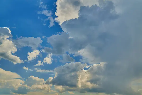 Mavi gökyüzünde bir bulut kümesi, gökyüzünde bir bulut kümesi, kasırga oluşumu.