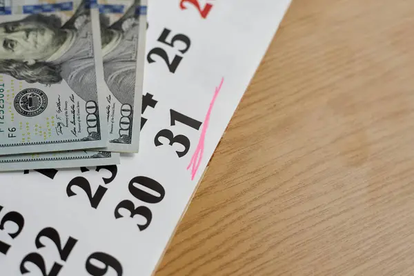 Takvim 31. ve dolar banknotlarıyla işaretlendi. 