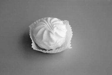 Beyaz kremalı tatlı, kağıt turta, siyah beyaz fotoğraf, narin servis, narin tatlı. 