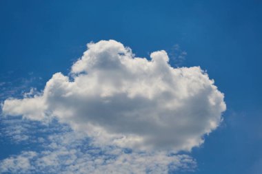 Gökyüzünde beyaz bir bulutun uçuşu, mavi gökyüzünde süzülen beyaz bulut, yaklaşan, acele eden bulut