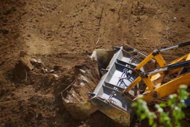 Buldozer kovası kazma, buldozer kovası kazma, buldozer kazma, inşaat alanının temizlenmesi.