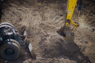 Kazıcının kovası çalışıyor.