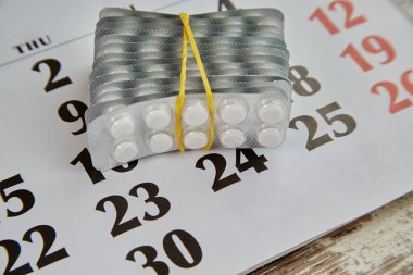 Takvimdeki beyaz haplar, günlük ilaçlar, ilaç takvimi, yüksek dozda ilaçlar.