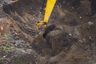 Yakın plan çekimde çalışan bir kepçe. 