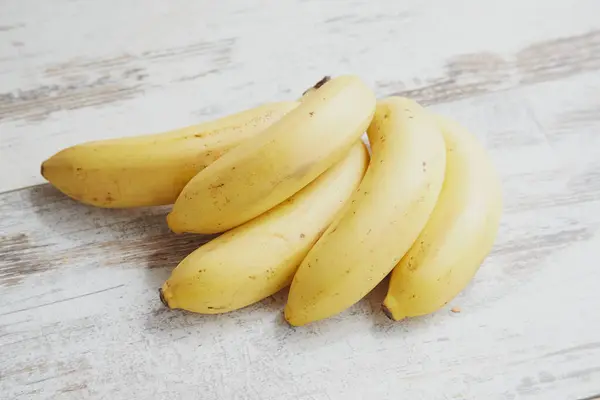 Mutfak masasında sarı muzlar,