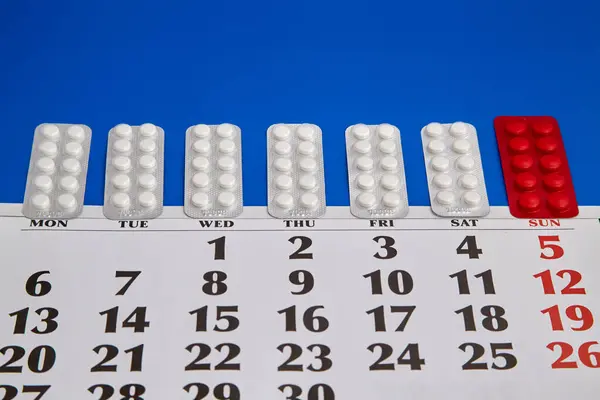Haftanın günlerine göre sıralanmış kabarcık tablet paketleri mavi bir takvim üzerinde, günlük ilaç alımı, sürekli ilaç alımı, ilaç tedavisi, tıbbi tedavi, düzenli ilaç alımı