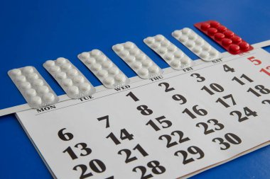 Haftanın her günü mavi bir takvimde, tablet saatlerinde, düzenli tıbbi prosedürlerde, günlük hap alımında, ilaç hatırlatıcılarında...