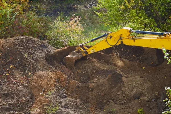 Detaylı bir şekilde ele geçirilen kazı kovası, sürekli, ağır kazıların yıprandığını ve yıprandığını gösteriyor.