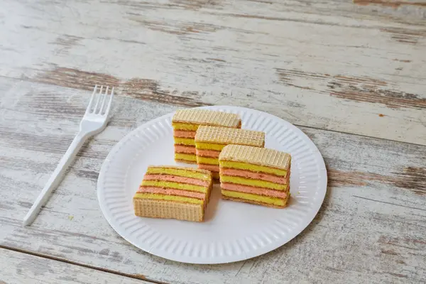 Gözleme ve reçelli sarı pembe sünger kek, beyaz tabak, ev yapımı kek, meyveli kek, yakın plan.