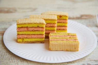 Tek kullanımlık beyaz tabakta reçelli pandispanya parçaları..