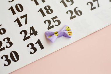 Takvimde papyon, takvime eklenmiş kelebek kravatı, parti günü, yıl sonu, ay sonu, 31 ve çocuklar papyon takıyor. 