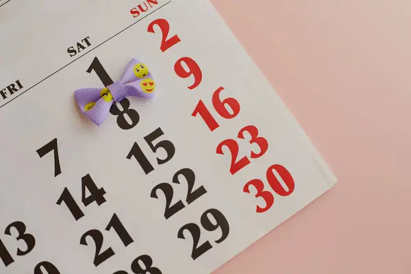 Takvimde kelebek kravatı, takvimde gülen surat kravatı, parti günü, çocuklar tatil, ayın ilk günü ve kelebek kravatı.  