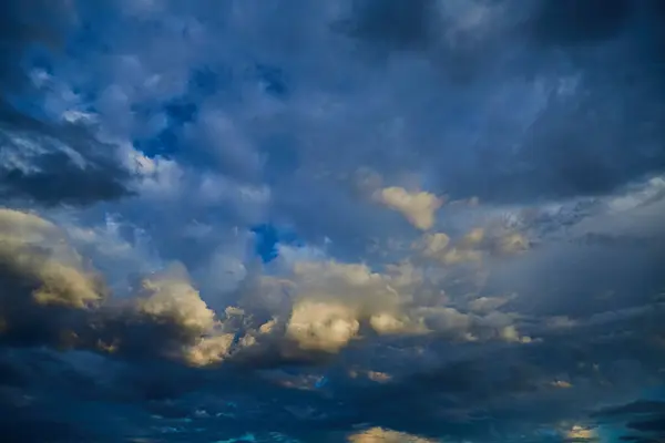Kasvetli gökyüzü fırtınadan önce bulutlarla kaplıydı.