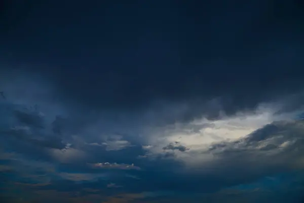 Koyu mavi gökyüzü ve fırtına bulutları yaklaşıyor