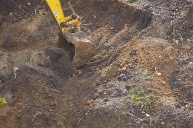 Yerde çalışan bir kazıcı kovası. 