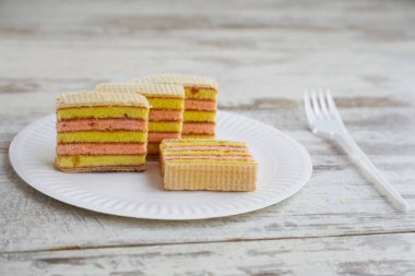 Kharkov kurabiye keki, küçük bir dilim katmanlı kek elma reçeli ve waffle, lezzetli sünger keki.