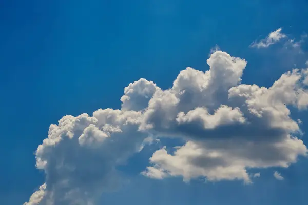 Mavi gökyüzündeki bulutlar yakın çekim