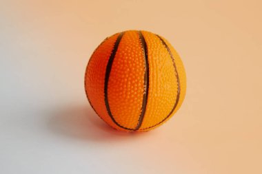 Arka planda hafif bir basketbol, basketbol oynamak, hatıra amaçlı spor ürünleri, yakın plan basketbol.