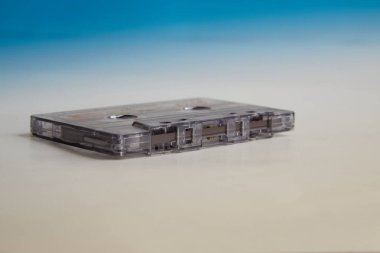 Hafif arka planda duran eski ses kaseti, yakın plan, 80 'ler, 90' lar, on yıl, dönem, eski nesil retro tarzı, eski ses kayıtları, unutulmuş teknolojiler.