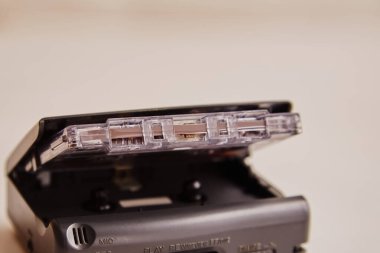 İçinde beyaz arka plan, eski teknolojiler, eski kayıtlar ve modası geçmiş teknolojiler olan eski bir kayıt cihazı.