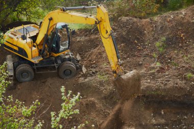 Kazıcı, kazı, sitework ve temel çalışması, zemin, inşaat alanı ve mekanik çalışma; siteformasyon ve toprak taşıma çalışmalarını doldurarak inşaat sahasındaki işi tamamlar.