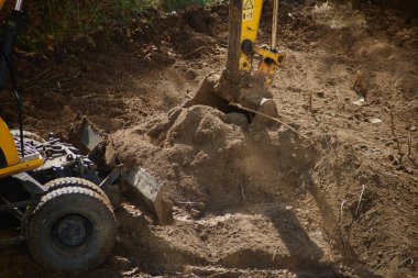 İnşaatın ilk aşaması: Kazı kovası kazma alanının yakınlaştırılması.