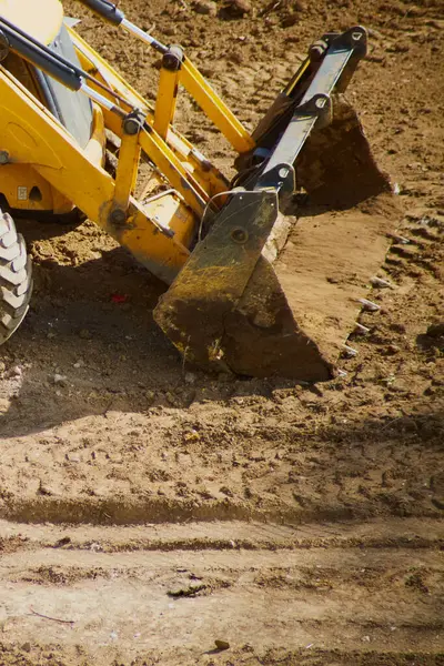 İnşaat alanındaki buldozer kovasının dikey çekimi, toprak alandaki buldozer operasyonu.