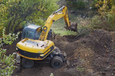 Sarı kazıcı kazı çukurunu kırmaya başladı
