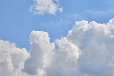 Mavi gökyüzüne karşı beyaz kümülüs bulutları gökyüzünde kümülüs bulutlarının oluşumu.