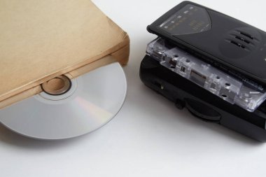 Disk ve ses kaydını beyaz bir masanın üzerinde, İngilizce öğrenmenin retro metotlarının yanındaki oynatıcının yanına koy