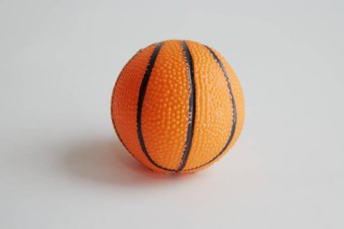 Arka planda hafif bir basketbol, basketbol oynamak, hatıra amaçlı spor ürünleri, yakın plan basketbol.