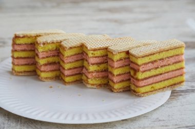 Dilimlenmiş sünger keki tek kullanımlık beyaz bir tabakta yakın plan bir masada, meyve süngeri, kırsal ev yapımı, 