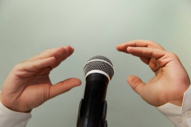 İki el, her biri bir mikrofonun önünde diğeriyle konuşuyor ya da tartışıyor gibi görünüyor. Siyasi adaylar arasında bir tartışma. Kamu tartışması, kamuoyu tartışması, sahte haber, halk çatışması