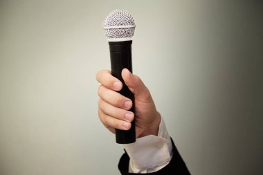 Elinde bir özgürlük meşalesi gibi havaya kaldırılmış bir mikrofon ifade özgürlüğü savaşını, devrim ve adalet mücadelesini, değişim için barışçıl direnişi ve insan hakları için mücadeleyi sembolize ediyor..