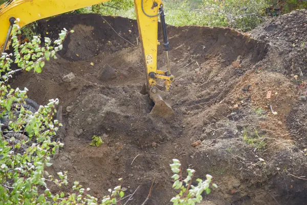 İnşaat alanındaki kazıcı kovası.