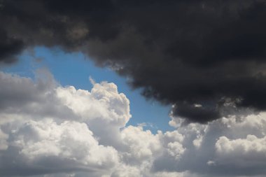 Fırtınadan önceki dramatik gökyüzü, elementlerin çatışması, aydınlık ve karanlık dengesi, gizemlerle dolu gökyüzü, hareket halindeki doğa, gök yüzü..