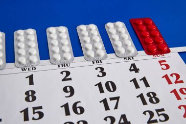 Hap kabarcıkları haftanın her günü takvimlere işlenir. İlaçlarınızı almanız gerektiğini hatırlatır. Tedavi için zaman, önleyici tedaviler, her gün için haplar, ilaç tedavisi için hayat boyu.