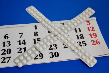 Beyaz haplardan oluşan bir haç takvimde ayın tarihleri, uzun süren hastalıklar, hastalıklar, uzun süreli ilaçlar, tatiller yerine hastalıklar tarafından engellenen planlar yer alıyor.