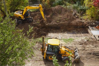 Kazı sahasında çalışan inşaat malzemeleri, inşaat işleri.