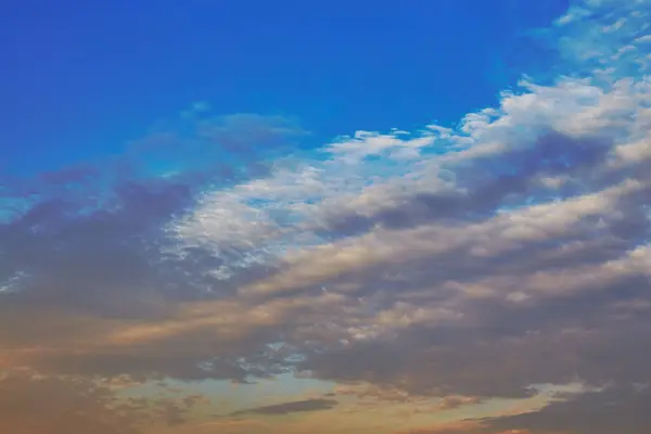 Gün batımı bulutlu yumuşak gökyüzü.