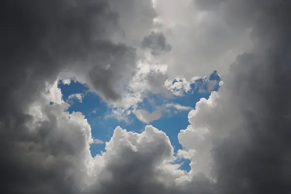 Bulutlardaki W harfi kutsal bir işaret, sembol..