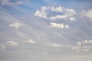 Beyaz kabarık bulutlar ve mavi gökyüzünde gökyüzü sisli gökyüzü. 